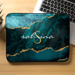 Capa Para Notebook Geodo de Agate Dourado Azul-Teal Monograma<br><div class="desc">Este design chic apresenta uma elegante imagem aquosa de cor azul-lacrimogêneo,  cortada com uma falso brilho dourado. Personalize-o com o seu monograma inicial em fonte decorativa colorida dourada e o seu nome em escrita manual branca.</div>