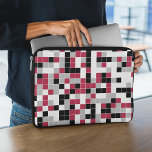 Capa Para Notebook Geométrico Moderno da Cinza Negra Magenta<br><div class="desc">Esta bolsa de laptop colorida apresenta um padrão geométrico multicolorido na Viva Magenta,  preto,  cinza e branco. Os quadrados são coloridos em ordem aleatória e você pode editar as cores na ferramenta Design.</div>