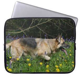 Capa Para Notebook German shepherd em flores amarelas