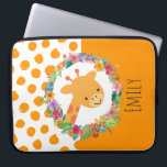 Capa Para Notebook Girafa bonita com coroa floral personalizada<br><div class="desc">Uma bolsa de laptop personalizada com uma ilustração de uma linda face girafa sorridente,  cercada por uma coroa de flores tropicais aquáticas. Colorida e fofa. Fundo é um padrão com manchas brancas laranja no lado esquerdo e uma cor laranja sólida no lado direito.</div>