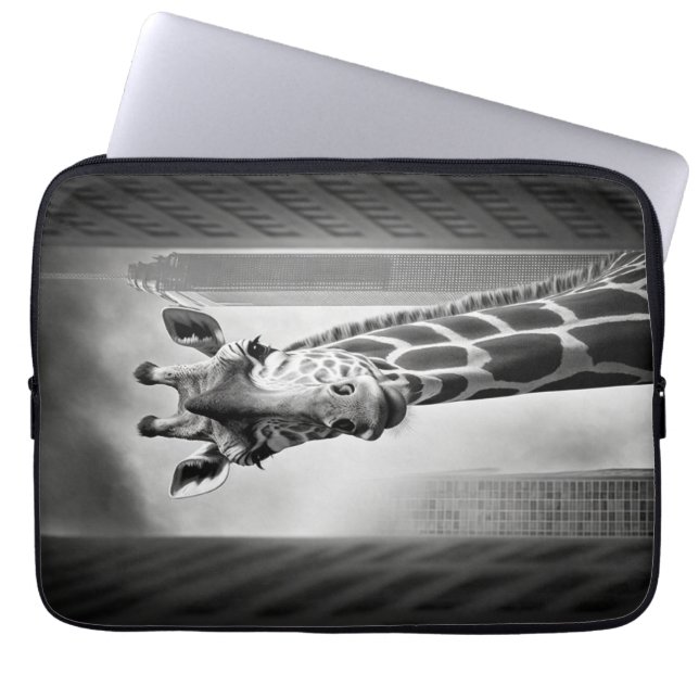 Capa Para Notebook Girafa em uma paisagem urbana (Frente)