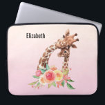 Capa Para Notebook Girafa Gira-Cama Cura-Cama Mãe e Bebê<br><div class="desc">Bolsa de laptop personalizada com um desenho fofo em aquarelas de uma mãe e girafa bebê. A girafa-mãe está descansando a cabeça sobre a girafa do bebê, amorosa e adorável. Bonito buquê rosa, amarelo, verde, de flor de aquarela colocado debaixo deste par de queridos. Um plano de fundo gradiente criado...</div>