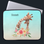 Capa Para Notebook Girafa Gira-Cama Cura-Cama Mãe e Bebê<br><div class="desc">Bolsa de laptop personalizada com um desenho fofo em aquarelas de uma mãe e girafa bebê. A girafa-mãe está descansando a cabeça sobre a girafa do bebê, amorosa e adorável. Bonito buquê rosa, amarelo, verde, de flor de aquarela colocado debaixo deste par de queridos. Um fundo gradiente criado com uma...</div>