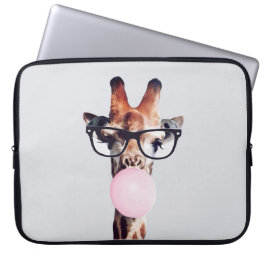 Capa Para Notebook Girafa Vestindo Óculos soprando pastilha elástica 