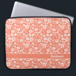Capa Para Notebook Girly Coral Peach Tropical Flowers Monograma<br><div class="desc">Girly Coral Peach Tropical Flowers Monograma Bolsa de laptop. Fácil de personalizar com texto,  fontes e cores. Criado pelo designer Zazzle pro BK Thompson exclusivamente para Cedar e String; entre em contato conosco se precisar de assistência para o design.</div>