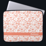 Capa Para Notebook Girly Coral Peach Tropical Flowers Monograma<br><div class="desc">Girly Coral Peach Tropical Flowers Monograma Bolsa de laptop. Fácil de personalizar com texto,  fontes e cores. Criado pelo designer Zazzle pro BK Thompson exclusivamente para Cedar e String; entre em contato conosco se precisar de assistência para o design.</div>