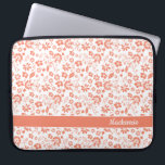 Capa Para Notebook Girly Coral Peach Tropical Flowers Monograma<br><div class="desc">Girly Coral Peach Tropical Flowers Monograma Bolsa de laptop. Fácil de personalizar com texto,  fontes e cores. Criado pelo designer Zazzle pro BK Thompson exclusivamente para Cedar e String; entre em contato conosco se precisar de assistência para o design.</div>