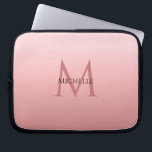 Capa Para Notebook Girly Na moda Trendy Rosa Dourada monograma<br><div class="desc">Rapariga Na moda Trendy Rosa Modelo Monograma Dourado Monograma Bolsa de laptop Elegante Moderno / Gabinete.</div>