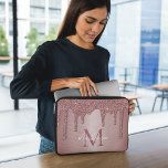 Capa Para Notebook Girly Rosa Dourado Sparkle Glitter Drives Monogram<br><div class="desc">Glitter brilhante de cinza Dourada de Rosa com brilho monograma bolsa de laptop com nossas tendências de brilho sujo em cor-de-rosa pincelado/rosa. Projetado por Cedar e String. Para personalizar ainda mais, clique no link "personalizar mais" e use a ferramenta design para modificar o design. Se precisar de assistência ou itens...</div>