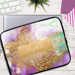 Capa Para Notebook Glam chic watercolor dourado, púrpura aqua verde<br><div class="desc">Uma banda esparsa de folha de ouro com seu nome de tipografia de script sobrepõe um rico, veado dourado, roxo, verde-azul-aqua e fundo de aquarela branca nesta elegante, tenda, cinzenta, personalizada bolsa de laptop neoprene. Faz uma declaração divertida e na moda cada vez que você a usa. Esta bolsa de...</div>