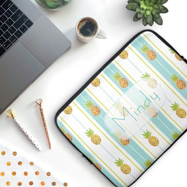 Capa Para Notebook Glam Glitter Ananás Tropicais & Stripes e pontos (50s style Pineapples & Stripes  Pattern Laptop Sleeve with custom name plate)
