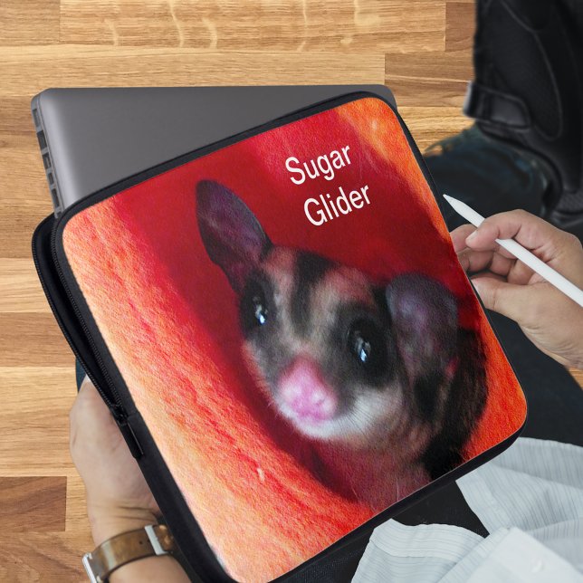 Capa Para Notebook Glider de Açúcar na Cama Laranja (Sugar Glider in Orange Hanging Bed Laptop Sleeve)