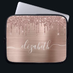 Capa Para Notebook Glitter de Discagem Dourada de rosa Personalizado<br><div class="desc">Bolsa de laptop personalizada com cinzas cônicas e  cônicas,  com brilho de falso ouro rosa a gotejar por um fundo de folha metálica falsa em ouro rosa. Monograma com seu nome em um roteiro branco de tendências na moda com baloiços.</div>