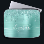 Capa Para Notebook Glitter de Discagem Verde da Casa da Mint Personal<br><div class="desc">Bolsa de laptop cúbica e cúbica personalizada com pingos de brilho verde da casa e um fundo metálico escovado verde da casa. Monograma com seu nome em um roteiro branco de tendências na moda com baloiços.</div>