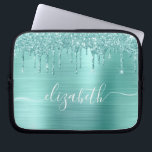Capa Para Notebook Glitter de Discagem Verde da Casa da Mint Personal<br><div class="desc">Bolsa de laptop cúbica e cúbica personalizada com pingos de brilho verde da casa e um fundo metálico escovado verde da casa. Monograma com seu nome em um roteiro branco de tendências na moda com baloiços.</div>