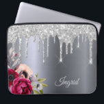 Capa Para Notebook Glitter prateado gota a gota nome do floral<br><div class="desc">Derrapagem falsa de prata,  pingada de tinta em um fundo metálico falso prateado. Flores de cor ouro e rosa. Modelo do seu nome. O nome em cinzas leves é escrito com um moderno e moderno roteiro de estilo escrito à mão.</div>