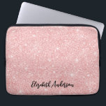 Capa Para Notebook Glitter Rosa Elegante Personalizado<br><div class="desc">Este caso personalizado de laptop feminino tem seu nome em texto preto em um lindo fundo brilhante rosa. Personalize o laptop com o nome de sua escolha para fazer alguém se sentir especial. Faz um presente divertido para aniversários ou para o Natal, e perfeito para voltar à escola. Projetado para...</div>