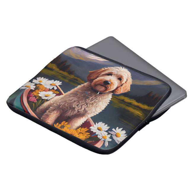 Capa Para Notebook Goldendoodle em um remo: Uma aventura cêntrica (Frente Topo)