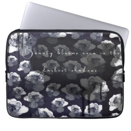 Capa Para Notebook Gothic Rose Beauty Blooms in Shadows