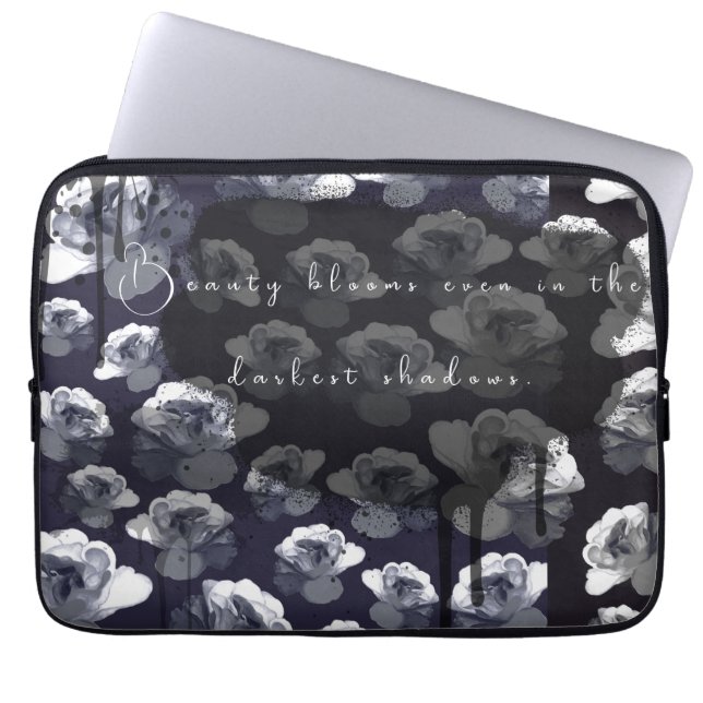 Capa Para Notebook Gothic Rose Beauty Blooms in Shadows  (Frente)