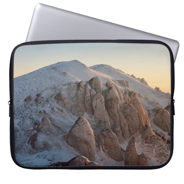CAPA PARA NOTEBOOK GRANDES FORMAÇÕES DE ROCHA COBERTAS COM NEVE (Frente)