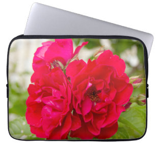 Capa Para Notebook Grandes rosas vermelhas no jardim