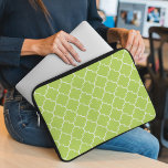 Capa Para Notebook Green Latticework, Quatrefoil, Marrocos Trellis<br><div class="desc">Elegante,  na moda e sofisticado padrão marroquino em cor verde. Presente moderno e moderno,  perfeito para o amante do trabalho de latência em sua vida.</div>