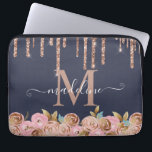 Capa Para Notebook Grelha de Glitter Dourada com Rosa de Monograma<br><div class="desc">Bolsa de laptop de Glam Brilhante Rosa Monograma - Você adora brilhar, por que não deveria seu laptop? Este maravilhoso laptop azul marinho apresenta brilho dourado rosa com flores douradas e cor-de-rosa. Adicione um toque pessoal adicionando seu nome e inicial. O caso fará parte de uma coleção. Projetada por Beverly...</div>