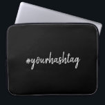 Capa Para Notebook Hashtag | Moderno Script Trendy Black<br><div class="desc">Um simples design de hashtag personalizado, com na moda, que pode ser facilmente personalizado com o seu hash favorito utilizado no seu Twitter, Instagram, Facebook, Pinterest ou noutras contas de redes sociais. Torne sua #hashtag viral com este design personalizado! #YourHashtag na escrita minimalista moderna tipografia escrita à mão pronta para...</div>