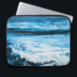 Capa Para Notebook Hawaii turquoise ocean ondas fototropicais moderna<br><div class="desc">Lembrem-se do cheiro fresco de sal do ar do oceano. Relaxe, respire, e experimente as dramáticas ondas turquesas do Pacífico Havaiano com esta impressionante e vibrante bolsa de laptop fotográfica. Esta bolsa de laptop tem três tamanhos: 15", 13" e 10". Faz um presente de excelente para alguém especial! Você pode...</div>