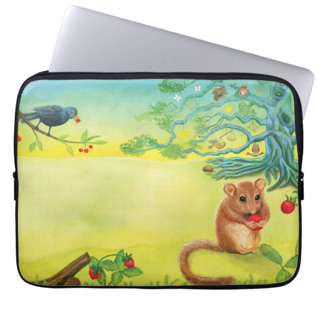 Capa Para Notebook Hazel Dormouse comendo morango selvagem (Frente)