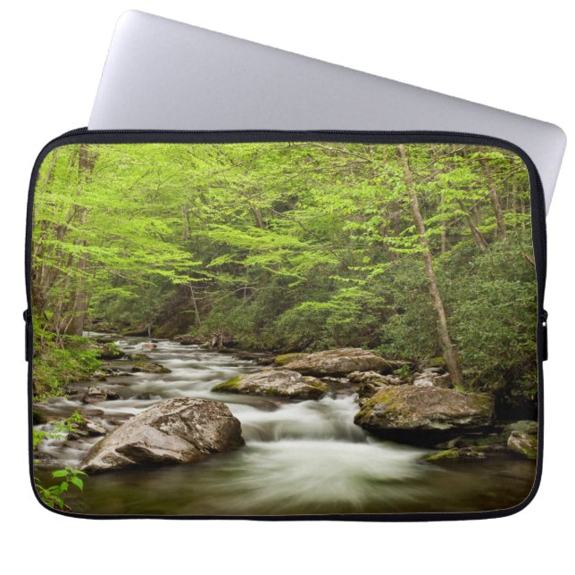 Capa Para Notebook Hetero Forrapk flui através da floresta (Frente)