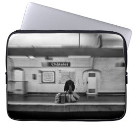 Capa Para Notebook Homem com sacos de compras no metrô (Chatelet)