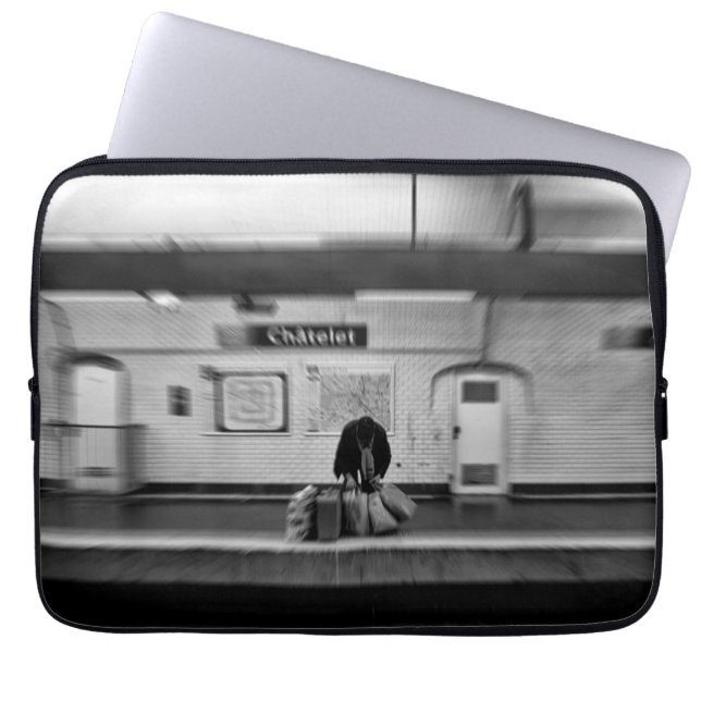 Capa Para Notebook Homem com sacos de compras no metrô (Chatelet) (Frente)