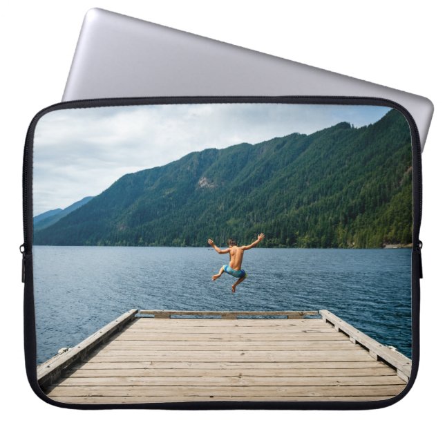 Capa Para Notebook Homem saltando perto do mar (Frente)