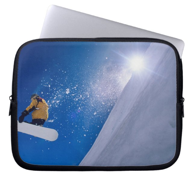 Capa Para Notebook Homem voando pelo ar em uma snowboard com (Frente)