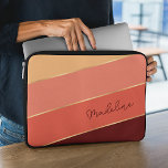 Capa Para Notebook Horário do Verão Sol Sunset Burgundy Vermelho Stri<br><div class="desc">Mantenha seu novo dispositivo eletrônico protegido contra algemas e arranhões com esta bolsa de laptop protetora moderna moderna, amarelo-claro-quente, laranja-coral e água listrada, vermelha e borrifada, resistente à água com zíper. Com espaço para personalizar com o nome, monograma ou iniciais da sua escolha. Belo, moderno e legal cobrir para o...</div>