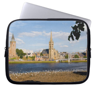 Capa Para Notebook Horizonte e rio da pitoresca cidade de Inverness