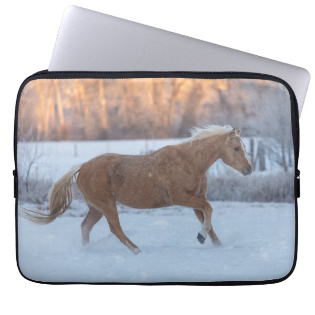 Capa Para Notebook Horse Drive in Winter on Hideout Ranch (Frente)