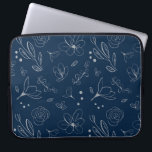 Capa Para Notebook Ilustração Floral Azul do Marinho Moderno<br><div class="desc">Apresentando nosso Laptop de Ilustração Floral Azul do Marinho Moderno - uma fusão de estilo e funcionalidade para o entusiasta da tecnologia da moda para frente. O elegante exterior azul do marinho, aliado a um intrincado design floral, adiciona um toque de sofisticação ao seu jogo de proteção do laptop. Consulte...</div>