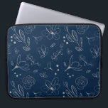 Capa Para Notebook Ilustração Floral Azul do Marinho Moderno<br><div class="desc">Apresentando nosso Laptop de Ilustração Floral Azul do Marinho Moderno - uma fusão de estilo e funcionalidade para o entusiasta da tecnologia da moda para frente. O elegante exterior azul do marinho, aliado a um intrincado design floral, adiciona um toque de sofisticação ao seu jogo de proteção do laptop. Consulte...</div>