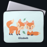 Capa Para Notebook Ilustração Gráfica De Raposas Laranja Cuta<br><div class="desc">Bolsa de laptop personalizada com uma ilustração gráfica de 2 raposas de laranja bonitinhas e felizes. Fundo azul claro.</div>