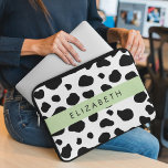 Capa Para Notebook Impressão, Pontos De Vaca, Preto E Branco, Seu Nom<br><div class="desc">Padrão de vacas elegante,  na moda e sofisticada em preto e branco. Presente moderno e moderno,  perfeito para o amante da impressão animal em sua vida. Personalize adicionando o seu nome,  apelido,  monograma ou iniciais.</div>