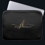 Capa Para Notebook Iniciais de Monograma de Script Elegante Moderno D<br><div class="desc">Bolsa de laptop moderna personalizada, com simples e elegante escrita caligrafia ou monograma e nome em ouro e branco contra um fundo preto editável para um aspecto na moda ou profissional. ALTERAÇÕES: Altere a cor de fundo, escolha um plano de fundo gráfico estilizado ou altere o estilo, a cor, o...</div>