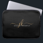 Capa Para Notebook Iniciais de Monograma de Script Elegante Moderno D<br><div class="desc">Bolsa de laptop moderna personalizada, com simples e elegante escrita caligrafia ou monograma e nome em ouro e branco contra um fundo preto editável para um aspecto na moda ou profissional. ALTERAÇÕES: Altere a cor de fundo, escolha um plano de fundo gráfico estilizado ou altere o estilo, a cor, o...</div>