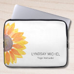 Capa Para Notebook Instrutor Personalizado de Ioga de Girassol<br><div class="desc">Esta bolsa de laptop da flora é decorada com um girassol amarelo de cor aquosa. Facilmente personalizável. Original Watercolor © Michele Davies.</div>
