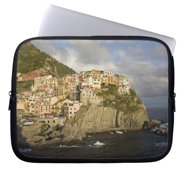 Capa Para Notebook Itália, Cinque Terre, Manarola. Vila no penhasco. (Frente)