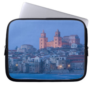 Capa Para Notebook Itália, Sicília, Cefalu, Vista com Duomo a partir