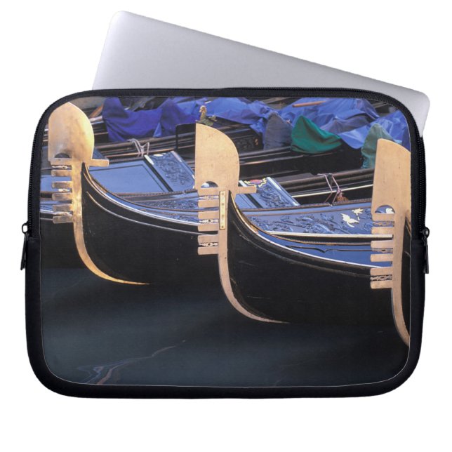 Capa Para Notebook Itália, Vêneto, Veneza. Fileira de Gôndolas. (Frente)