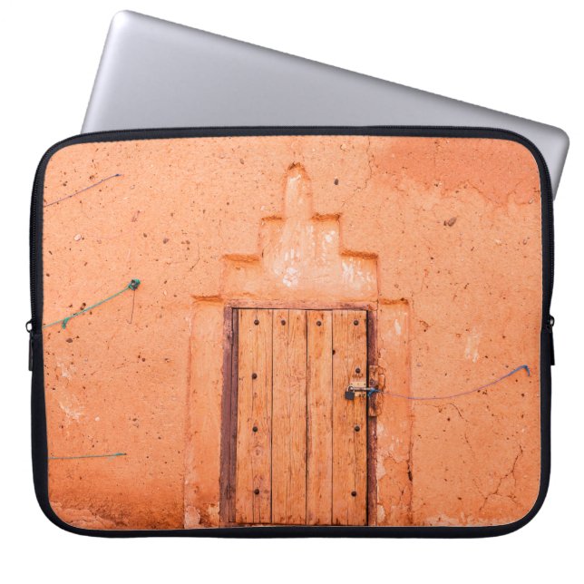 Capa Para Notebook Janela fechada de madeira em casa tradicional marr (Frente)
